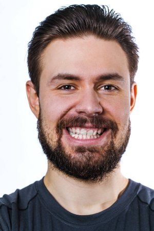 Téléchargez les photos : Homme barbu riant portrait sur fond blanc - en image libre de droit