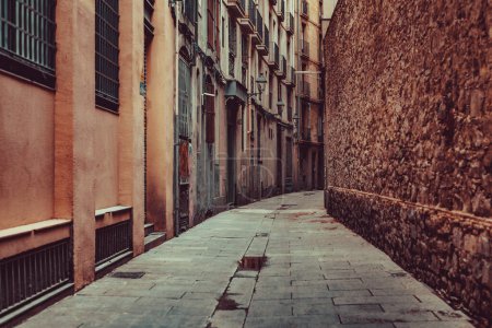 Téléchargez les photos : Rue étroite dans la vieille ville, couleurs chaleureuses de style rétro - en image libre de droit