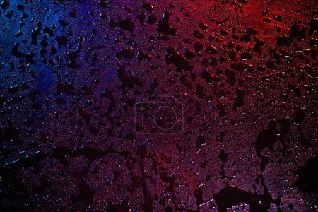 Foto de Superficie húmeda abstracta con luces rojas y azules - Imagen libre de derechos