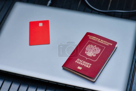 Foto de Pasaporte extranjero ruso, tarjeta de crédito y concepto de viaje portátil - Imagen libre de derechos