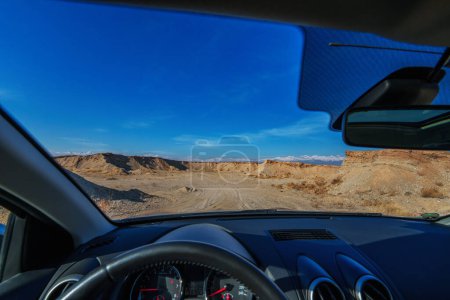 Foto de Vista de las montañas desde el asiento del conductor, concepto de viaje de gran angular - Imagen libre de derechos