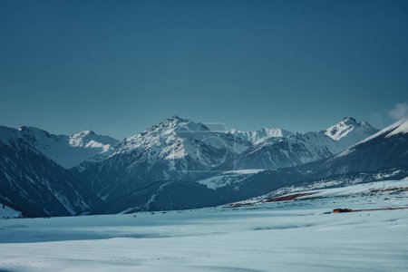 Téléchargez les photos : Montagnes hiver Kirghizistan paysage - en image libre de droit