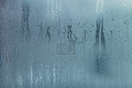 Foto de Gotas de agua sobre el fondo de vidrio nebulizado - Imagen libre de derechos