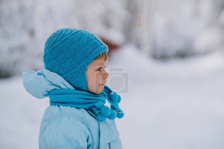 Foto de Niño de dos años en traje azul retrato de invierno - Imagen libre de derechos