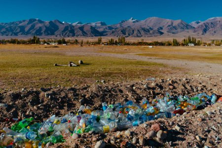 Foto de Vertedero de residuos plásticos en Kirguistán, concepto de desastre ecológico - Imagen libre de derechos