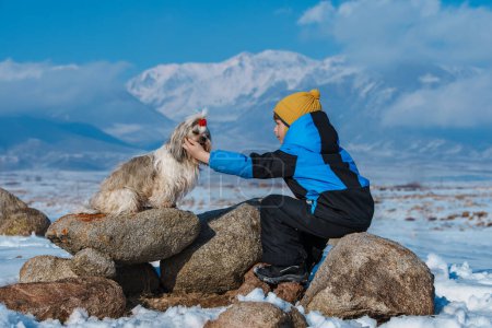 Foto de Niño con shih tzu perro en las montañas de fondo - Imagen libre de derechos