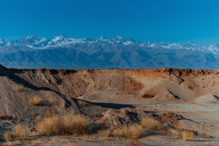 Téléchargez les photos : Carrière de sable et de gravier sur fond de montagnes, Kirghizistan - en image libre de droit