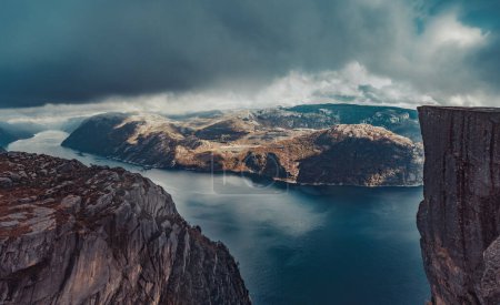 Foto de Lysefjord y Preikestolen acantilado en tiempo nublado, Noruega - Imagen libre de derechos