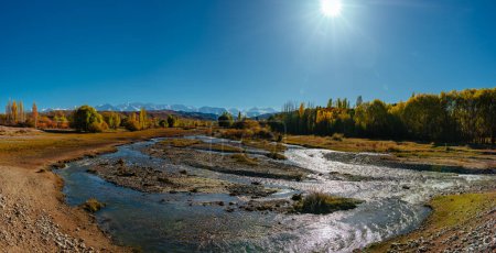Foto de Panorama de otoño con río de montaña en Kirguistán en un día soleado - Imagen libre de derechos