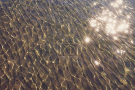 Téléchargez les photos : Surface de l'eau de mer avec éblouissement solaire - en image libre de droit