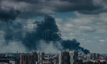 Foto de Humo sobre la ciudad, fuego en Moscú, Rusia - Imagen libre de derechos