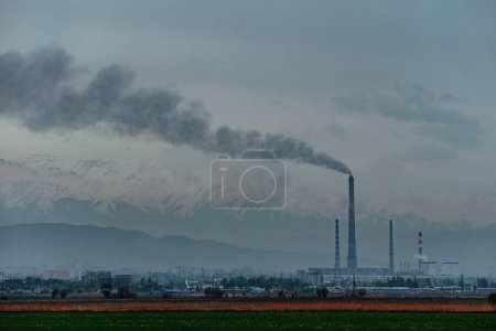 Foto de Central eléctrica de carbón con humo en Biskek Kirguistán - Imagen libre de derechos