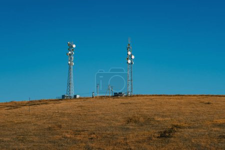 Telekommunikationsturm mit vielen verschiedenen Antennen auf dem Hügel