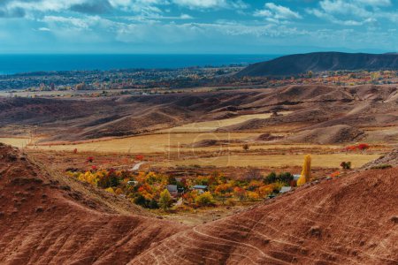 Téléchargez les photos : Vue pittoresque sur la vallée avec des maisons dans les montagnes, Kirghizistan - en image libre de droit
