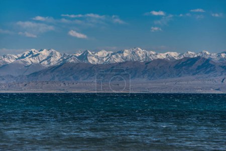 Téléchargez les photos : Lac Issyk Kul en hiver, Kirghizistan - en image libre de droit
