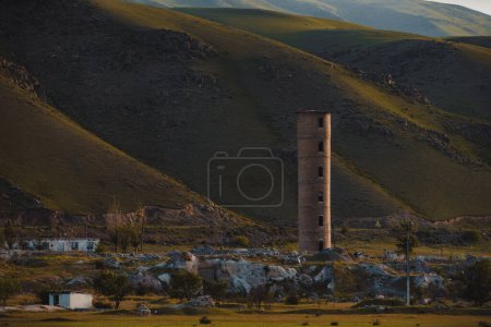 Téléchargez les photos : Ancienne tour abandonnée sur fond de montagnes, Kirghizistan - en image libre de droit