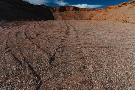 Téléchargez les photos : Tracteur traces de pneus dans la carrière de sable - en image libre de droit