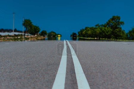Téléchargez les photos : Perspective routière avec air chaud faisant réflexion sur la route - en image libre de droit