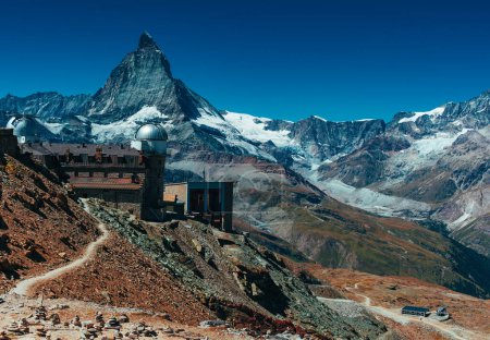 Foto de Observatorio Gornergrat con pico Matterhorn en el fondo - Imagen libre de derechos
