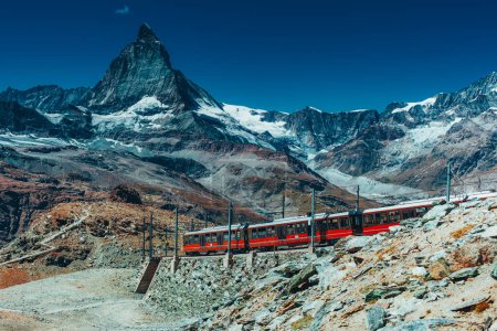 Téléchargez les photos : Train dans les hautes Alpes sur fond de Cervin - en image libre de droit