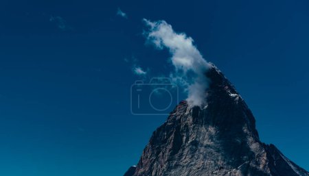 Téléchargez les photos : Sommet du Cervin avec nuage dans les Alpes suisses - en image libre de droit