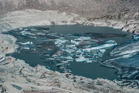 Téléchargez les photos : Lac de glace fondue dans le glacier de montagne - en image libre de droit