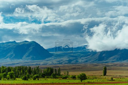 Téléchargez les photos : Beau paysage de montagne au Kirghizistan en été - en image libre de droit
