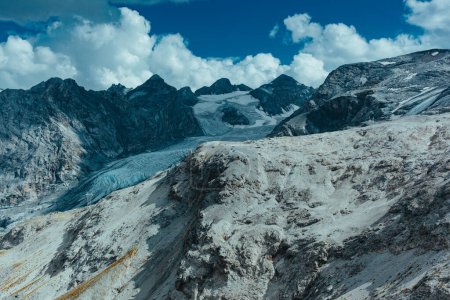 Téléchargez les photos : Paysage montagneux pittoresque avec glacier, Alpes suisses - en image libre de droit