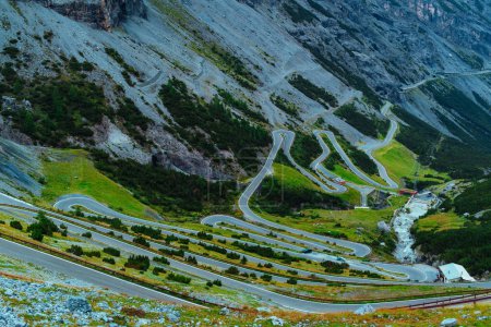 Téléchargez les photos : Paysage pittoresque avec route de montagne dans les Alpes - en image libre de droit