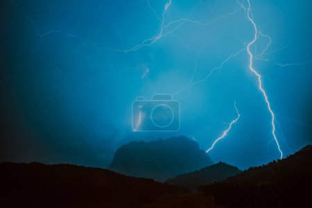 Téléchargez les photos : Foudre brillante sur les Alpes la nuit - en image libre de droit