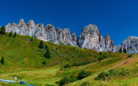 Foto de Hermoso paisaje en los Alpes Dolomitas con carretera de montaña y coche, Italia - Imagen libre de derechos