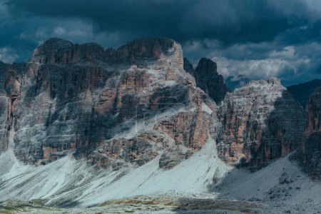 Téléchargez les photos : Paysage montagneux pittoresque dans les Alpes Dolomites avant la tempête, Italie - en image libre de droit