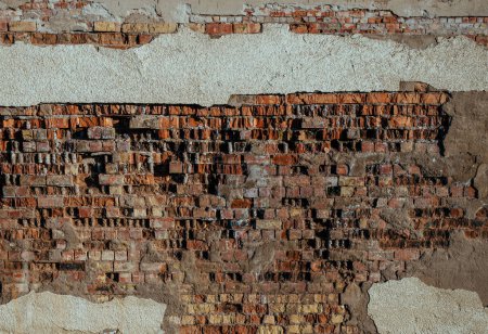 Foto de Antigua pared de ladrillo en ruinas con fragmentos de hormigón - Imagen libre de derechos