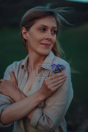 Téléchargez les photos : Portrait extérieur de jeune belle femme avec bouquet de fleurs sauvages - en image libre de droit