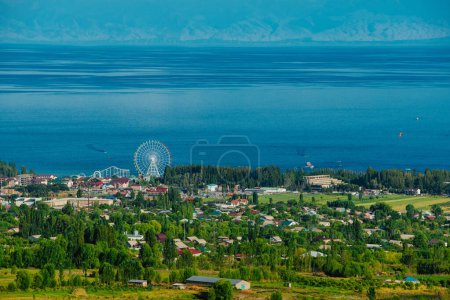 Téléchargez les photos : Vue pittoresque de la ville touristique Bosteri sur la rive du lac Issyk-Kul, Kirghizistan - en image libre de droit