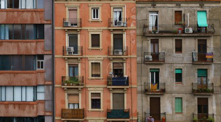 Téléchargez les photos : Façade de bâtiments résidentiels en Espagne - en image libre de droit