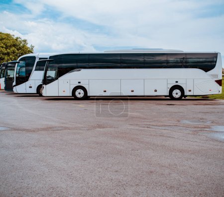 Téléchargez les photos : Bus blancs modernes sur le parking - en image libre de droit