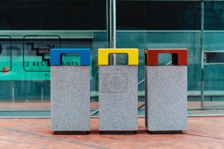Foto de Tres cubos de basura modernos en la ciudad de Europa, recogida separada de residuos - Imagen libre de derechos
