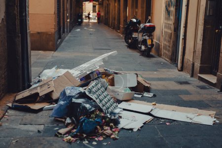 Téléchargez les photos : Pile d'ordures dans la rue de la ville européenne - en image libre de droit