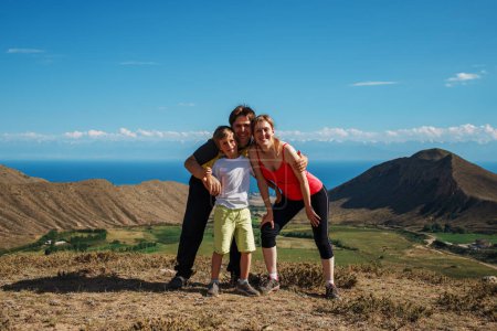 Foto de Familia feliz de excursionistas posando en la cima de la montaña - Imagen libre de derechos