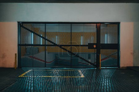 Téléchargez les photos : Portes en treillis sur le parking souterrain - en image libre de droit