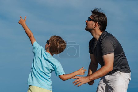 Foto de Chico muestra a su padre algo en el cielo - Imagen libre de derechos