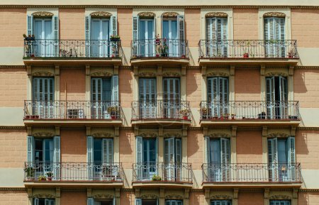 Téléchargez les photos : Extérieur de la maison résidentielle traditionnelle avec balcons et volets en bois sur les fenêtres de la ville européenne - en image libre de droit