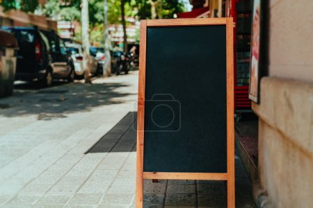 Téléchargez les photos : Panneau de menu de café vierge dans la rue d'une ville européenne - en image libre de droit