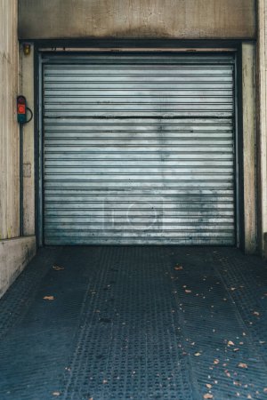 Téléchargez les photos : Portes métalliques à l'entrée du parking dans le bâtiment - en image libre de droit