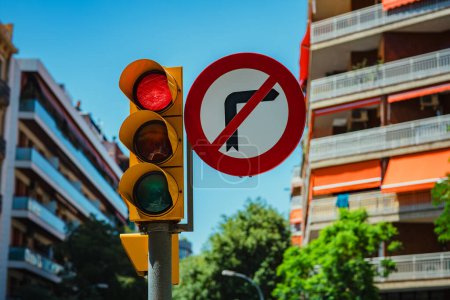 Ampel und Verkehrsschild biegen in europäischer Stadt nicht rechts ab