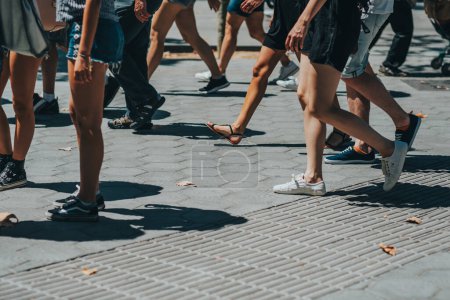Foto de Gente caminando en la calle de la ciudad en el verano - Imagen libre de derechos