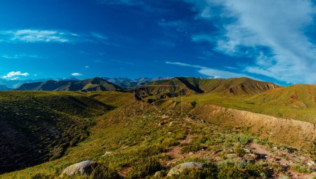 Téléchargez les photos : Vallée de montagne par une journée ensoleillée d'été, vue grand angle - en image libre de droit