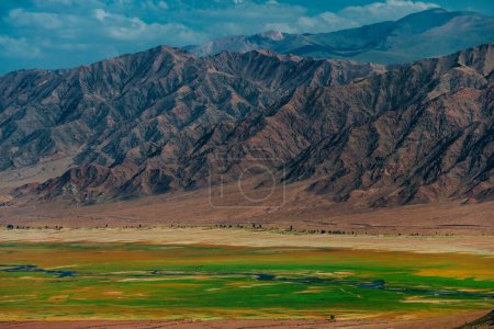 Foto de Pintoresco valle de montaña con río y campo - Imagen libre de derechos