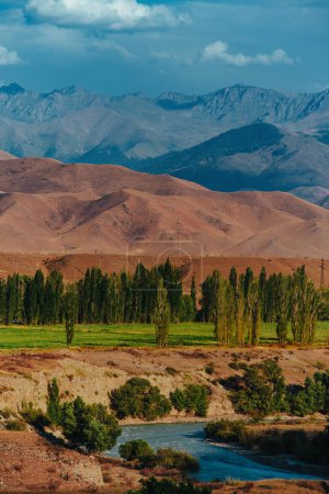 Téléchargez les photos : Paysage estival pittoresque avec rivière au Kirghizistan - en image libre de droit